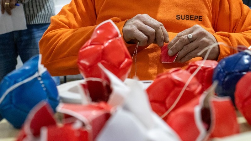 Os itens são produzidos artesanalmente, costurados a mão por quatro detentos do estabelecimento