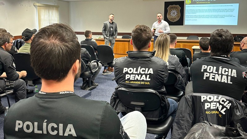 pessoas em uma sala