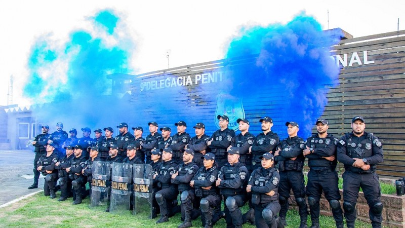 Grupo de servidores operacionais posando para foto