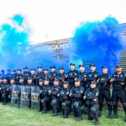 Grupo de servidores operacionais posando para foto